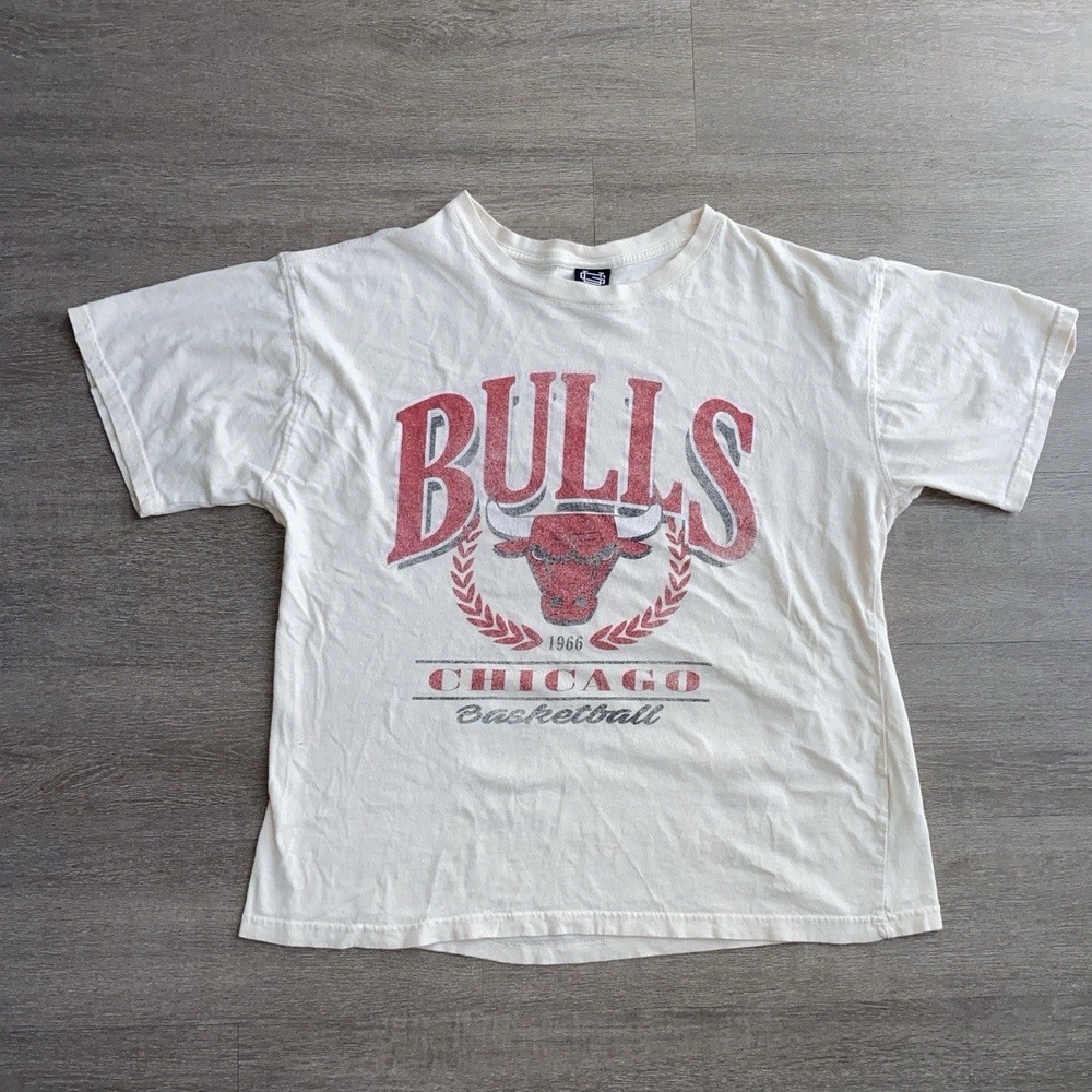 Medium Off White Chicago Bulls‎ Logo Faded Vintage Look Graphic Tee 1264